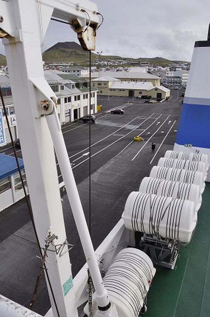 Manna þarf bátana um borð í skipinu og hífa þá síðan með handvirkum krana niður á hafflötinn. Þetta telja kunnugir erfitt eða illgerlegt í neyð.
fréttablaðið/óskar