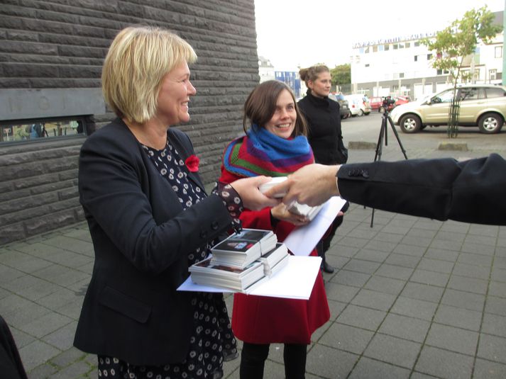 Oddný G. Harðardóttir, fjármálaráðherra, og Katrín Jakobsdóttir, mennta- og menningamálaráðherra taka við póstkortunum.