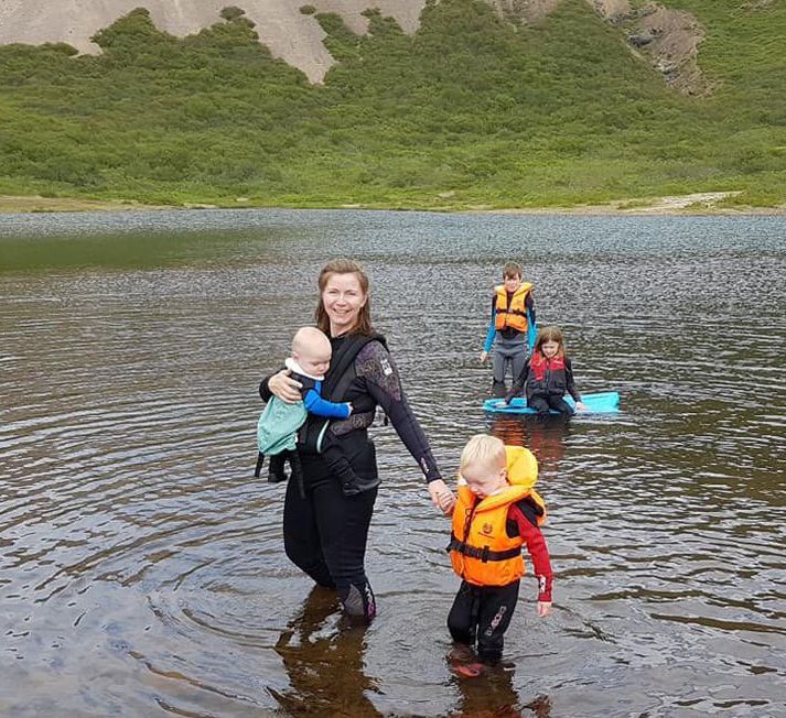 Ágústa ásamt fjórum barna sinna í Stafafellsfjöllum í Lóni í fyrstu vatnasportsferð fjölskyldunnar í blautbúningum sem þau keyptu í fyrravor.