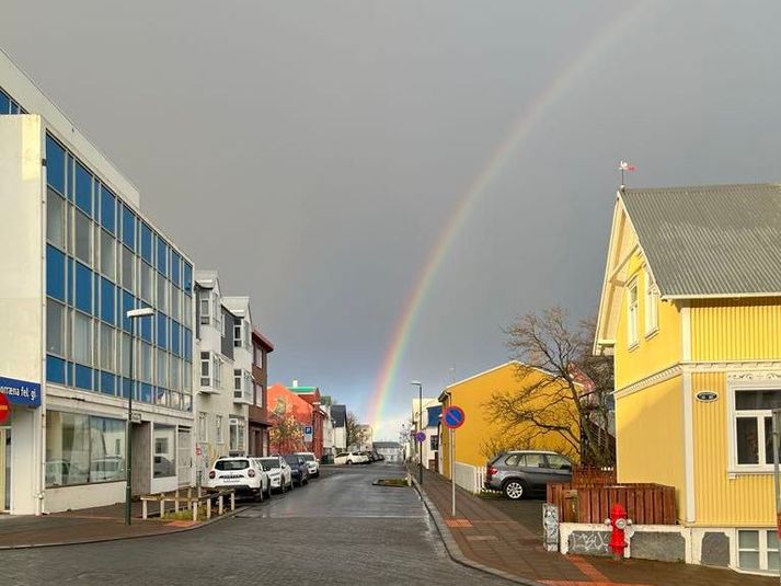 Þessi fíni regnbogi beið þeirra sem voru snemma á ferðinni í höfuðborginni í morgun. 