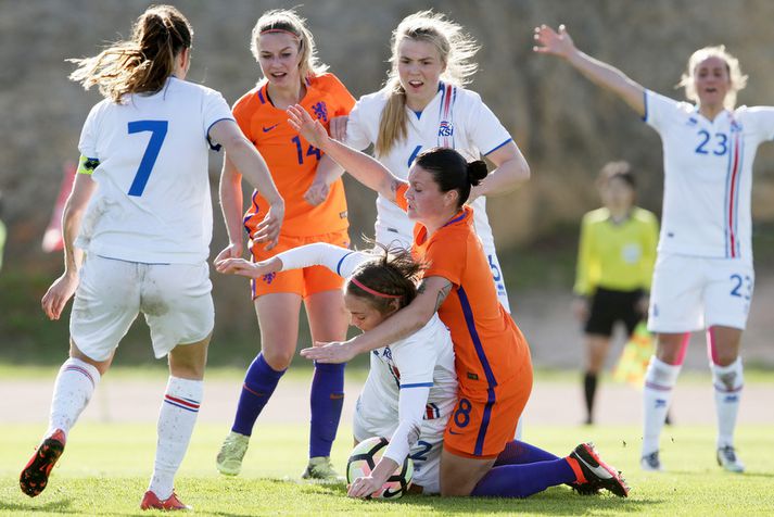 Frá leik Íslands og Hollands í Algarve bikarnum á sögunum. Sif Atladóttir fær harðar móttökur frá hollensku leikmönnunum.