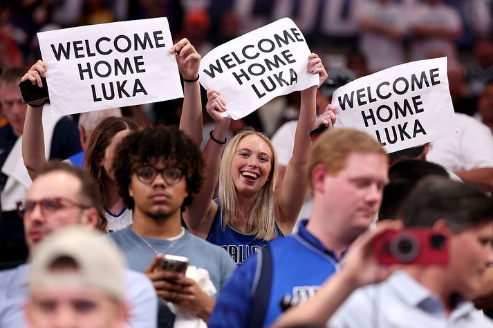 Stuðningsmenn Dallas Mavericks tóku Luka Doncic fagnandi þegar hann mætti á sinn gamla heimavöll og fór á kostum í búningi LA Lakers.