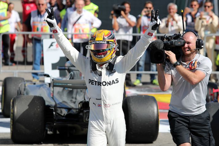 Hamilton fagnar eftir óaðfinnanlegan akstur í keppninni á Monza.