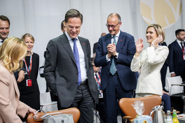 Ekki fylgir sögunni hvað fékk þau Kristrúnu Frostadóttur, Friedrich Merz, Mark Rutte og Giorgiu Meloni til að brosa út að eyrum á leiðtogafundinum í Kaupmannahöfn í gær.