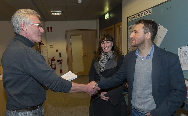 Birgir H. Sigurðsson tekur við undirskriftalistum frá Elínu Þórðardóttur og Gunnari Páli Leifssyni.