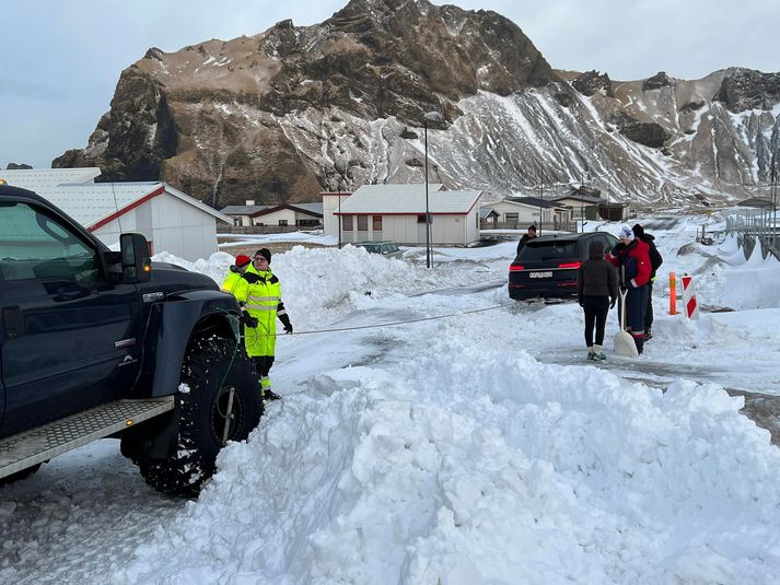 Það er mikill snjór í Eyjum.