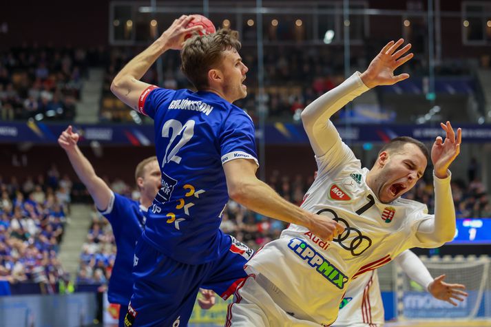 Sigvaldi Guðjónsson sækir að marki Ungverja.