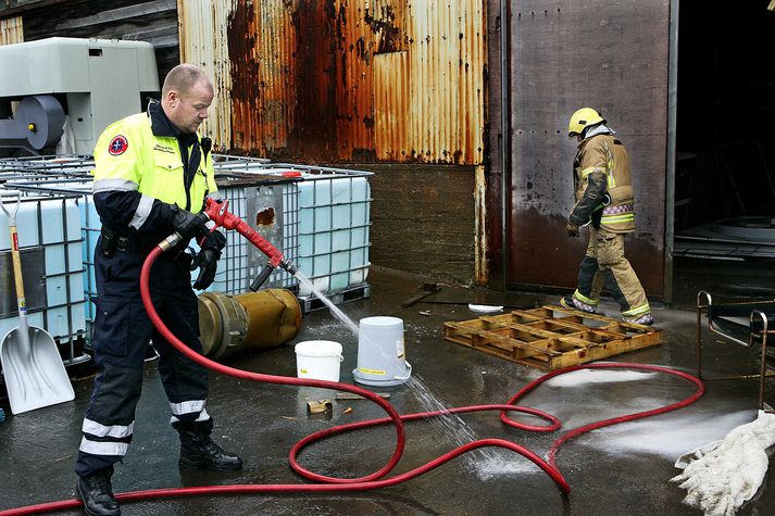 Slökkviliðsmenn við störf. Athugið að myndin er úr safni.