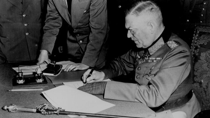 Wilhelm Keitel, þýskur marskálkur, undirritar yfirlýsingu um uppgjöf eftir að sovéski herinn tók Berlín.