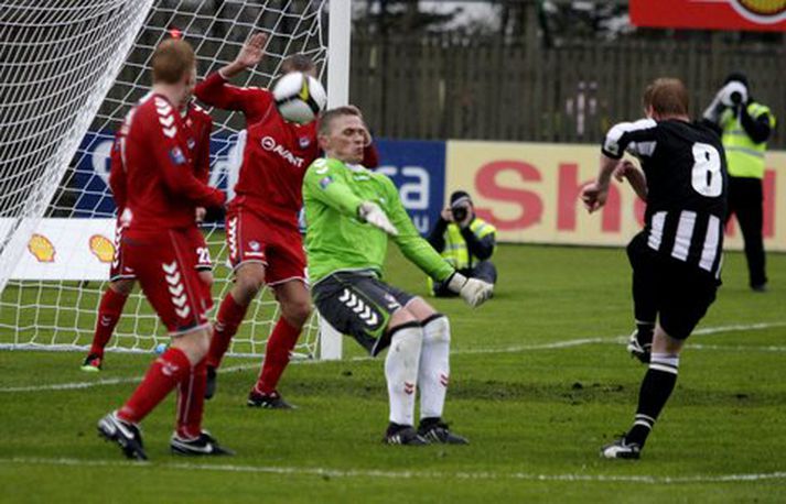 Baldur Sigurðsson reynir hér skot að marki Hauka.