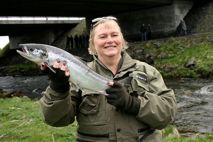 Hanna Guðrún með laxinn sem hún veiddi við opnun Elliðaánna á laugardagsmorgun.