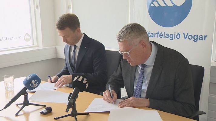 Guðmundur Ingi Ásmundsson, forstjóri Landsnets, og Gunnar Axel Axelsson, bæjarstjóri Sveitarfélagsins Voga, undirrituðu samkomulagið.