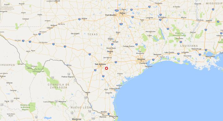 Um 400 manns búa í bænum Sutherland Springs sem er í um 48 kílómetra fjarlægð frá borginni San Antonio.