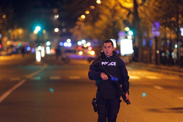 Ráðist var á kennara í kennslustofu í úthverfi Parísar í dag. Hann er ekki í lífshættu en árásarmaðurinn er á flótta undan lögreglu.