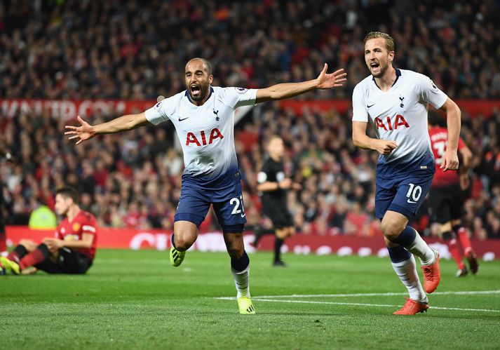 Moura fagnar marki ásamt Harry Kane í gær.