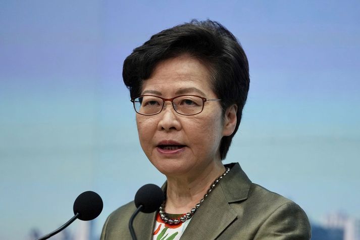 Carrie Lam, leiðtogi Hong Kong á vikulegum blaðamannafundi sínum í dag.