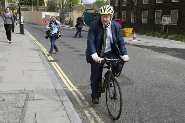 Boris Johnson, fyrrverandi borgarstjóri og einn helsti talsmaður útgöngu, mætir til málfundar á hjóli. 