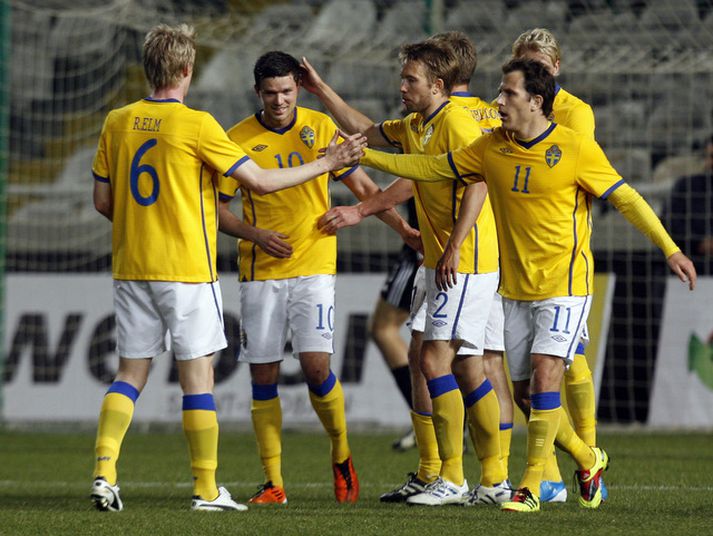 Svíar fagna marki á Kýpur í dag.