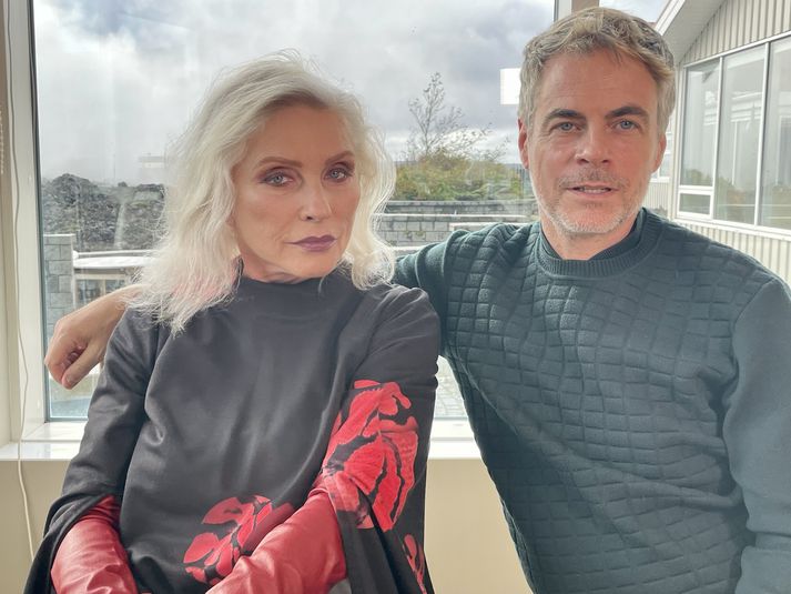 Debbie Harry og Rob Roth leikstjóri stutt-heimildarmyndarinnar um tónleika Blondie á Kúbu 2021.