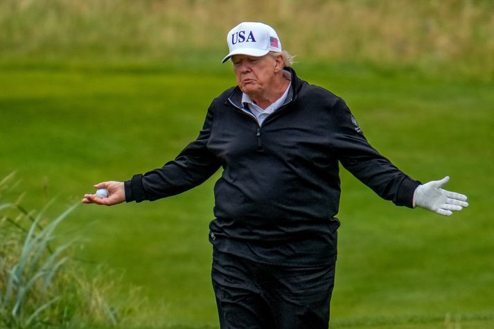 Donald Trump Bandaríkjaforseti sést hér spila golf á Turnberry golfvellinum í Skotlandi sem er golfvöllur sem hann á sjálfur.