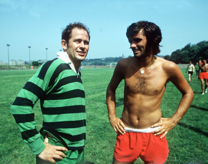 Wilf McGuinness ræðir við George Best á æfingu Manchester United.