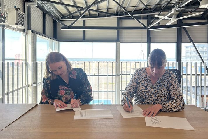 Linda Heimisdóttir, framkvæmdastjóri Miðeindar og Sigþrúður Gunnarsdóttir, framkvæmdastjóri Forlagsins ehf.