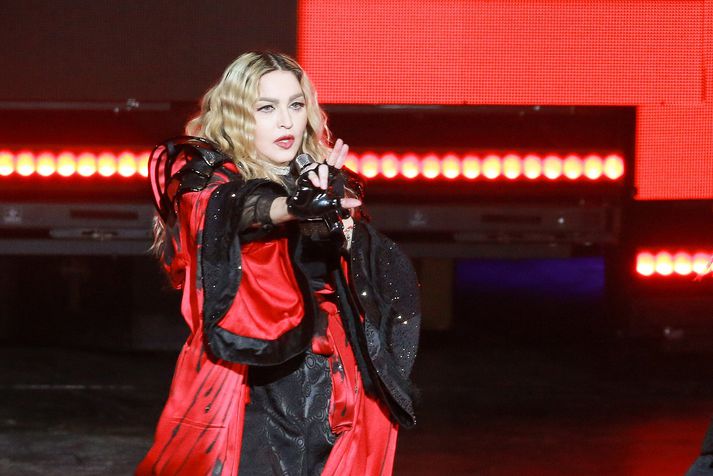 Boðað hefur verið að Madonna muni flytja tvö lög í úrslitum Eurovison-keppninnar sem fara fram í Tel Aviv í Ísrael næstkomandi laugardagskvöld.