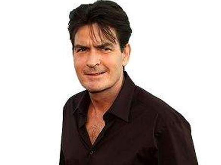 Góður vinur Charlie Sheen dulbjó sig til að hitta systur eins meðferðarfélaga síns.
Nordicphotos/getty
