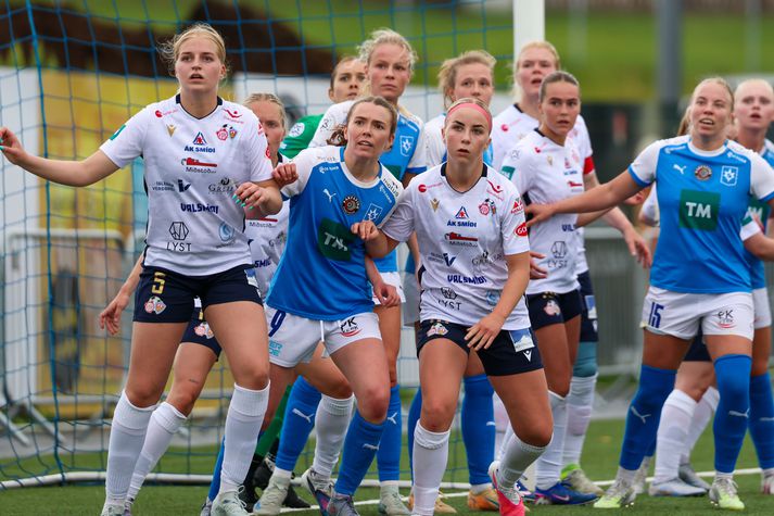 Hin unga Karen Hulda Hrafnsdóttir, sem er hér fremst á myndinni, skoraði mikilvægt mark í sigrinum í kvöld.