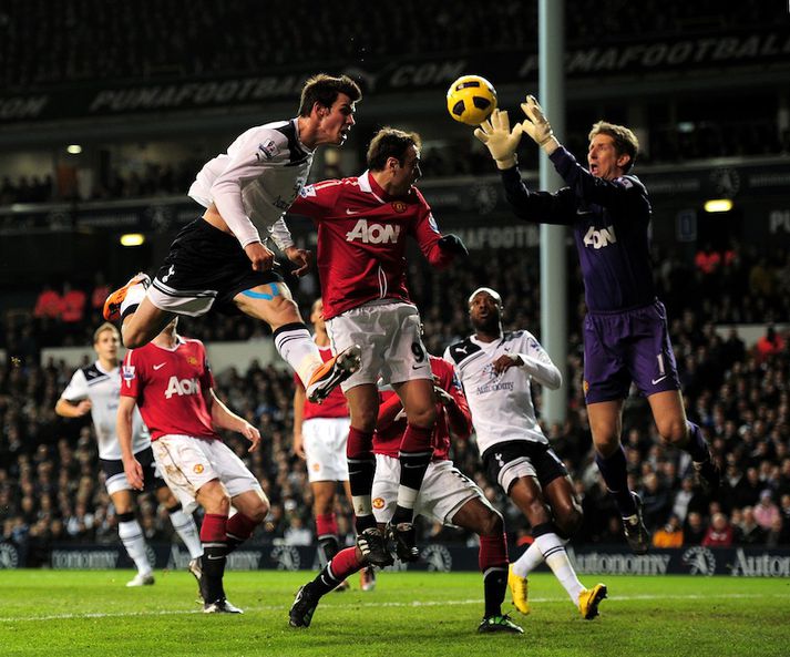 Gareth Bale sækir að Edwin van der Saar.