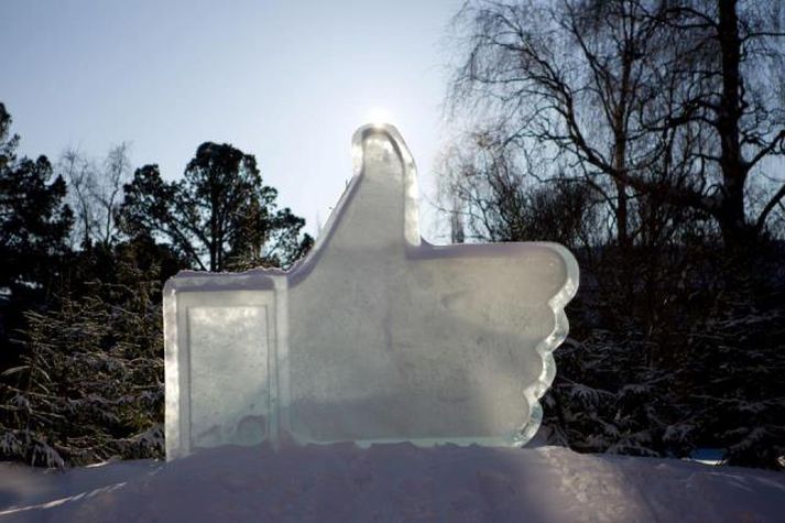Facebook - fingurinn frægi var steyptur í ís í tilefni af opnum útibúsins í Svíþjóð.
