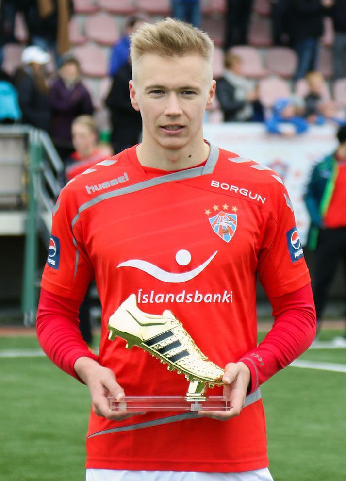 Patrick Pedersen með gullskó Adidas.