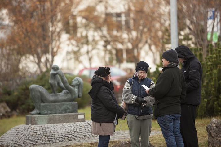 Hópurinn hittist í hádeginu á hverjum þriðjudegi fyrir utan kvennadeildina og biður fyrir eyddum fóstrum.