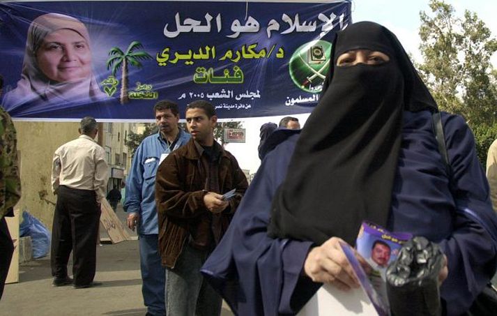 Frá kjörstað. Ýmislegt bendir til að þessi kona hafi greitt Bræðralagi múslima atkvæði sitt.