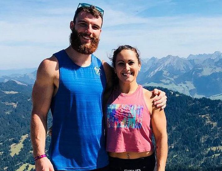 CrossFit fólkið Caroline Conners og Austin Spencer kom giftingunni sinni fyrri í miðjum undirbúningu sínum fyrir undanúrslitamót heimsleikanna.