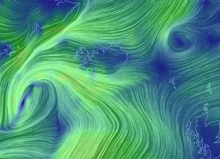 Lægðin er 600 kílómetra vestsuðvestur af Reykjanesi.