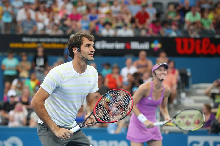 Federer og Hingis eru hér saman á vellinum.