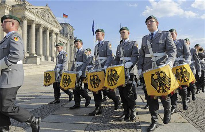 Þýskir hermenn marséra framan við þinghúsið í Berlín í gær.