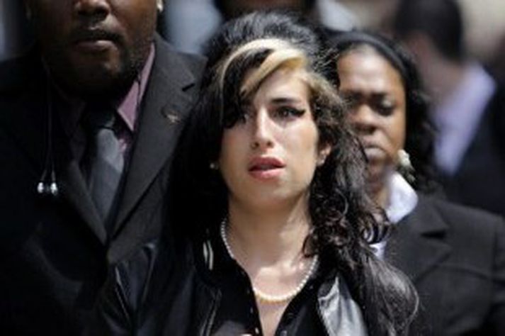 Amy Winehouse segir að sinn fyrrverandi ónáði sig. Mynd/ afp.