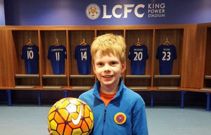 Charlie brosandi í búningsklefa Leicester. Hann fékk einkaskoðunarferð um völlinn hjá félaginu.