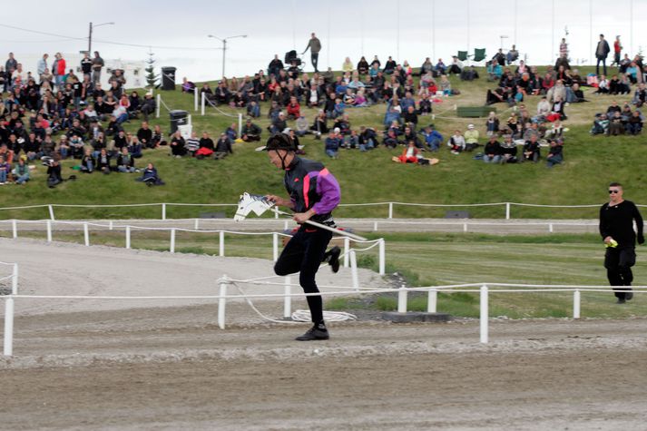 Maðurinn hljóp inn á völlinn með hjálm í neón-röndóttum vindjakka.