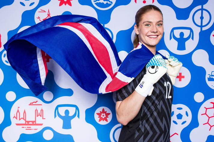 Telma Ívarsdóttir bregður á leik með íslenska fánann í myndatöku UEFA vegna Evrópumótsins 2025.