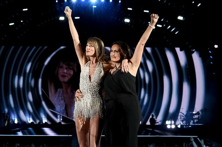 Taylor Swift og Mariska Hargitay saman á sviðinu á tónleikaferðalagi árið 2015.