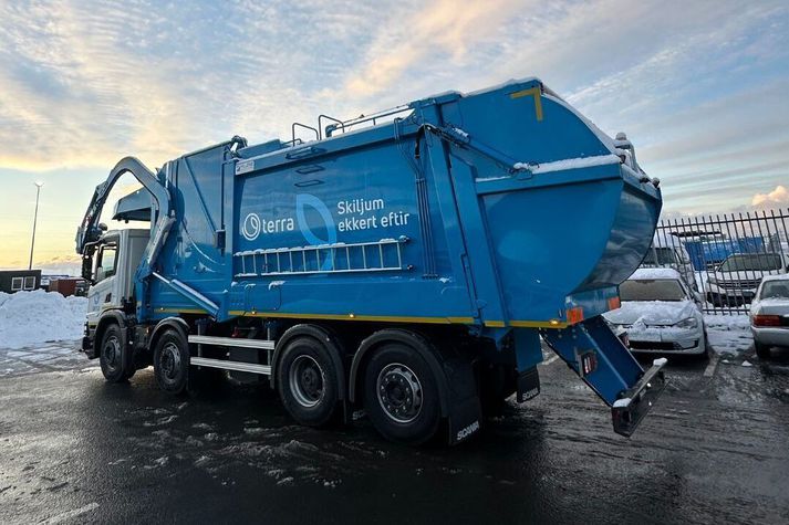 Svona líta bílarnir út. Bílstjórinn situr í að framan en gafflarnir lyfta að framan. Terra varar við því að fólk gangi undir þegar tæming fer fram.
