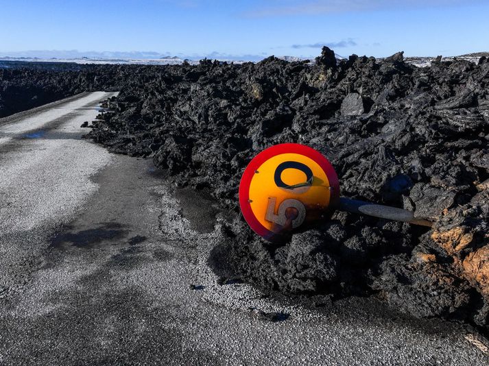 Hjáveitu lögnin fer yfir nýja hraunið. 