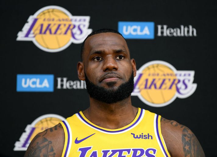 LeBron í búningi Lakers í gær.