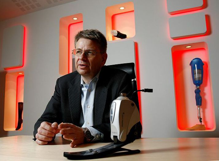 Jón Sigurðsson, sem er forstjóri Össurar, segir að eigi hér á landi að starfa og hafa höfuðstöðvar stór alþjóðleg fyrirtæki á borð við Össur og Marel og bankana áður þá verði landið að sækja um aðild að Evrópusambandinu og taka upp evru. Hann segir einhliða upptöku annarrar myntar gagnslitla. Markaðurinn/GVA