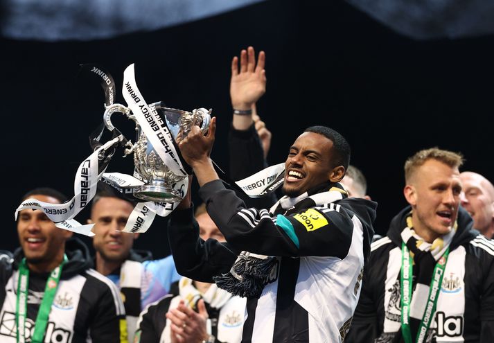 Alexander Isak fagnaði sigri í deildabikarnum með Newcastle á síðustu leiktíð.