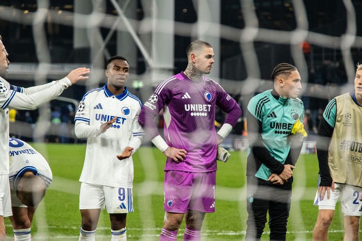 Leikmenn FCK fagna sigri á Kairat Almaty en markvörður Dominik Kotarski er ekki beint upplitsdjarfur.