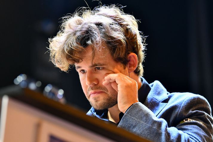 Magnus Carlsen er ekki vanur því að vera í svona vandræðum. 
